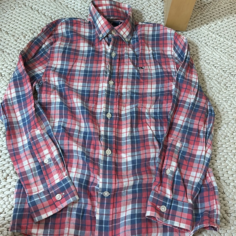 Preowned very good condition boys Vineyard Vines button down shirt.